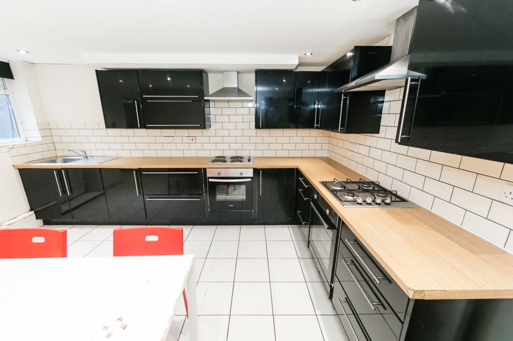 6 Manor Drive, Leeds